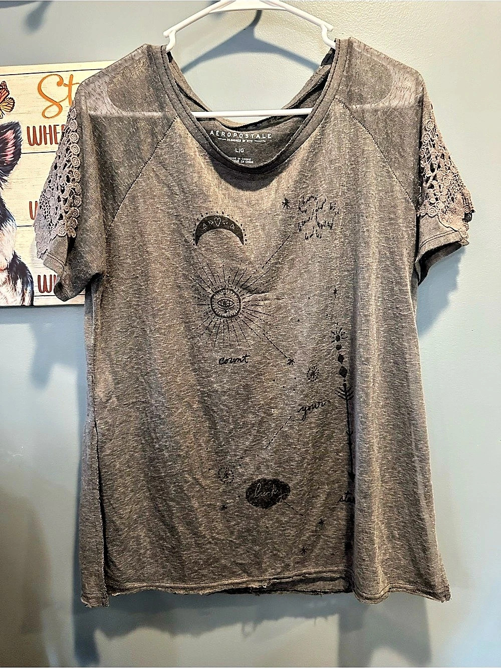Aeropostale Short Sleeve Graphic Top in Gray Size Large